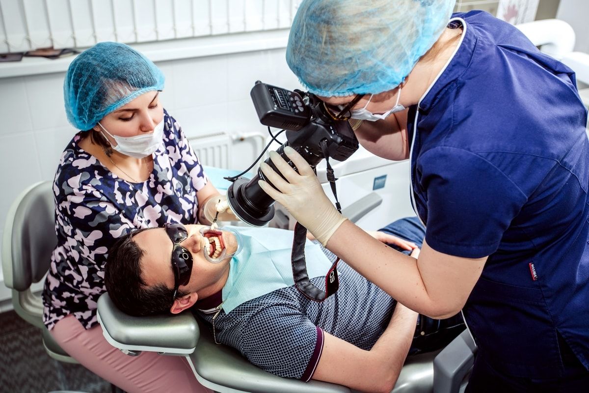 Осмотр стоматолога с фотопротоколом в клинике Комфорт Дент